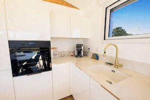 Wasserkocher mit Kaffee-/Teezubehör, Kühlschrank, Mikrowelle, Ofen