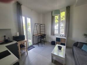 Living area - Charming 2-room apartment well located in Antibes (Antibes)
