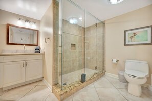 Apartment - 30ft Oceanfront Balcony 3B Direct Beach Access (Indian Shores)