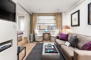 Living area - Nell Gwynn House Apartments & Rooms (London)
