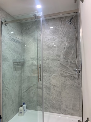 Douche, séchoir à cheveux, serviettes fournies, papier de toilette