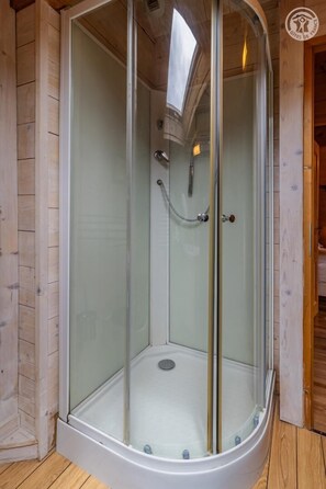 Shower, hair dryer - GITES LE MOULIN - ROCHETTE (LA COMPOTE)