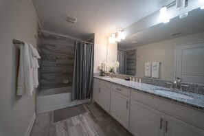 Shower, hair dryer, towels - 5BR  Retreat in ChampionsGate / w free waterpark (Davenport)
