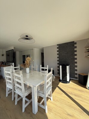 Dining - Vrbo Property (PLOUEGAT GUERAND)