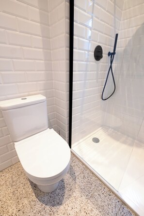 Douche, sĂšche-cheveux, serviettes fournies, savon