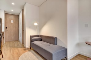 A modern living room with a sofa, a lamp, and a small table. - w* | Signature Loft in the Heart of Bogotá (Bogotá)