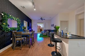 Interior - Walk to NRG Pool Parking Sleeps 5 Summer Escape (HOUSTON)