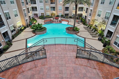 Walk to NRG Pool Parking Sleeps 5 Summer Escape