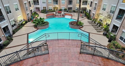 Walk to NRG Pool Parking Sleeps 5 Summer Escape