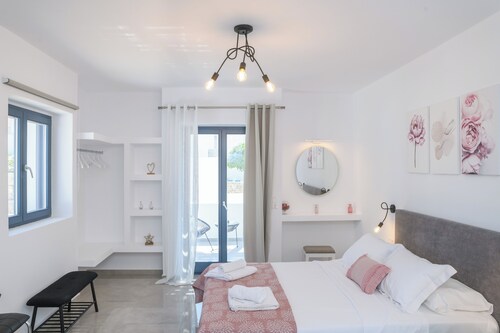 Sunny & Blue 4 Luxury studio in beautiful Paros