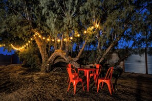Outdoor dining - Cozy Getaway, Fire Pit & Stargazing Near Joshua Tree National Park, Relax & Work (Twentynine Palms)