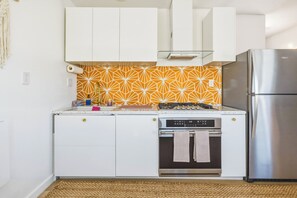 Réfrigérateur, four à micro-ondes, un four, surface de cuisson