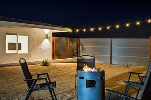 Terrace/patio - Cozy Getaway, Fire Pit & Stargazing Near Joshua Tree National Park, Relax & Work (Twentynine Palms)