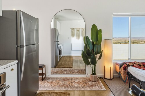 Cozy Getaway, Fire Pit & Stargazing Near Joshua Tree National Park, Relax & Work