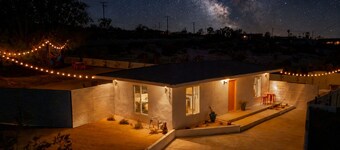 10 Mins To Joshua Tree National Park & Marine Base. Fire Pit, Romantic Retreat