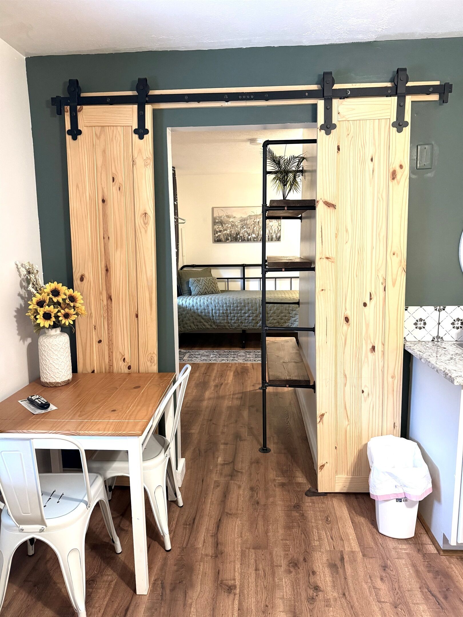 2 habitaciones, tabla de planchar con plancha, cuna de viaje y wifi 