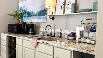 Coffee/tea maker, fridge, microwave, cookware/dishes/utensils