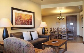 Living area - Lodge at peak seven 2/2 condo sleeps 8. Ski locker included. (Breckenridge)