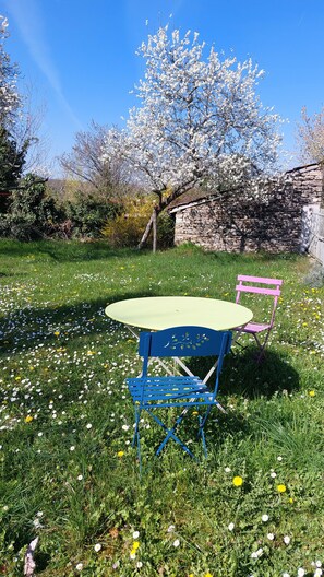 Outdoor dining - Vrbo Property (Saint ythaire)