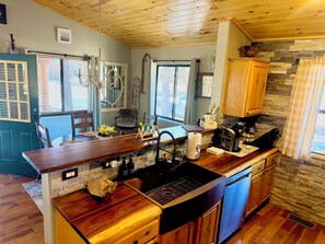 Fridge, microwave, oven, stovetop - Sunny forest picnic w fire pit, CLEAN, UPDATED, 2-bedroom cabin, family-friendly (Overgaard)
