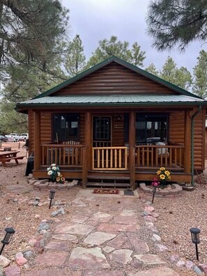 Exterior - Cozy 2-bedroom cabin, family friendly with Starlink internet! (Overgaard)