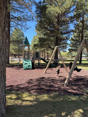 Children’s area - Sunny forest picnic w fire pit, CLEAN, UPDATED, 2-bedroom cabin, family-friendly (Overgaard)