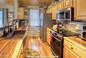 Private kitchen - Cozy 2-bedroom cabin, family friendly with Starlink internet! (Overgaard)