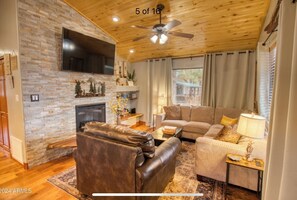 Living area - Cozy 2-bedroom cabin, family friendly with Starlink internet! (Overgaard)