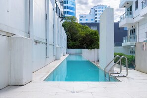 Outdoor pool - Bright & Cosy CBD Retreat Near Britomart (Auckland City)
