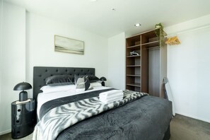 1 bedroom, desk, iron/ironing board, free WiFi - Bright & Cosy CBD Retreat Near Britomart (Auckland City)