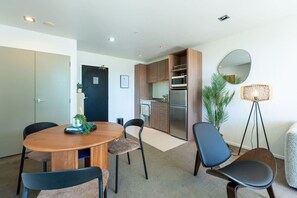 Dining - Bright & Cosy CBD Retreat Near Britomart (Auckland City)