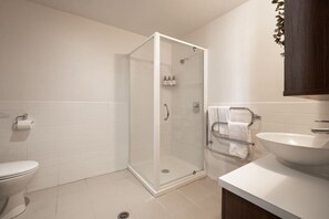 Shower, hair dryer - Bright & Cosy CBD Retreat Near Britomart (Auckland City)