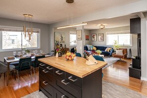 Dining - ✪ Ramsay Manor - Walk to Stampede in 10 mins ✪ (Calgary)