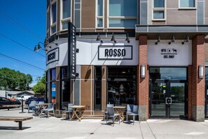 Outdoor dining - ✪ Ramsay Manor - Walk to Stampede in 10 mins ✪ (Calgary)