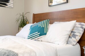Desk, iron/ironing board, WiFi, bed sheets