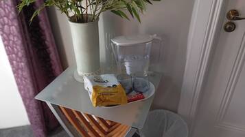 Room, 1 Bedroom | Coffee and/or coffee maker