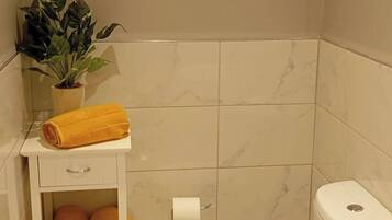 Room, 1 Bedroom | Bathroom