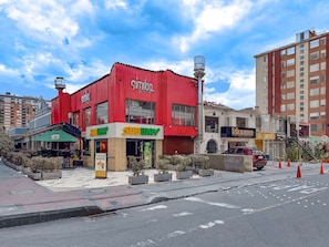 A Subway restaurant with a red exterior, adjacent to a building with a sign for 'Similao' and a 'Murano' beauty salon.