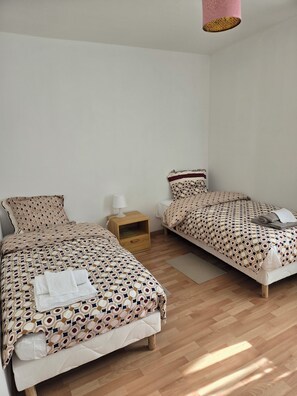 Tabla de planchar con plancha, wifi y ropa de cama 