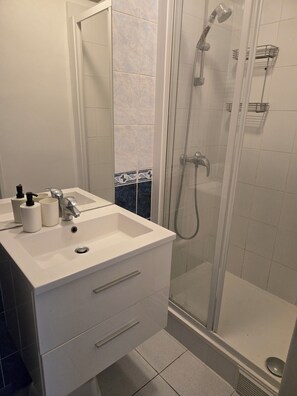 Shower, hair dryer, towels, soap - Sejour eau vive, 3 bedrooms Near metro and créteil village (Créteil)