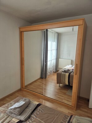 Iron/ironing board, WiFi, bed sheets - Sejour eau vive, 3 bedrooms Near metro and créteil village (Créteil)