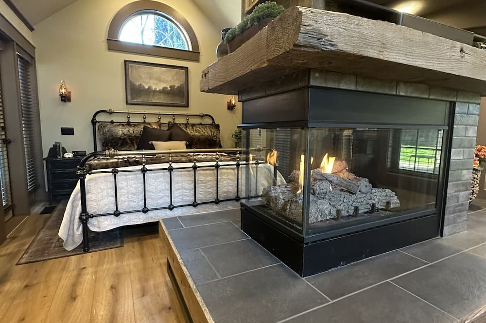 Luxury Gold Miner Cottage Walk to Britt