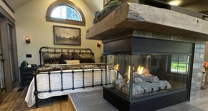 Luxury Gold Miner Cottage Walk to Britt