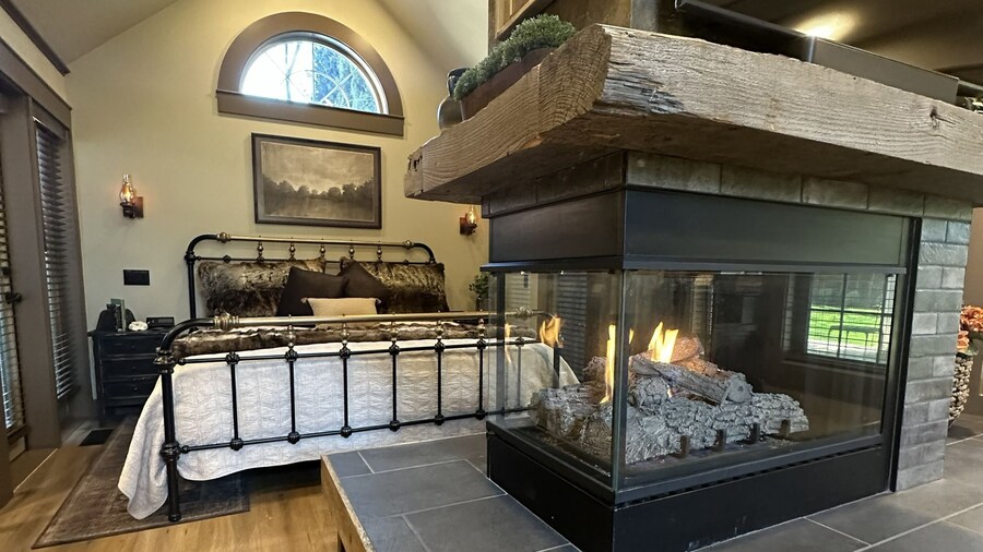 Luxury Gold Miner Cottage Walk to Britt
