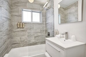 Bañera con ducha, artículos de tocador gratuitos, secador de pelo