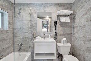 Estudio superior | Baño | Ducha y bañera combinadas y artículos de higiene personal gratuitos