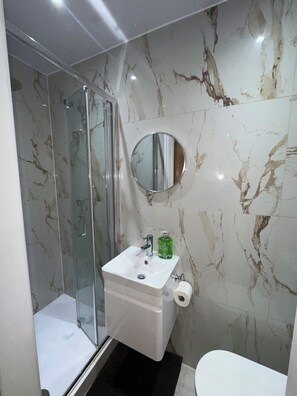 Douche, serviettes fournies, savon, papier toilette
