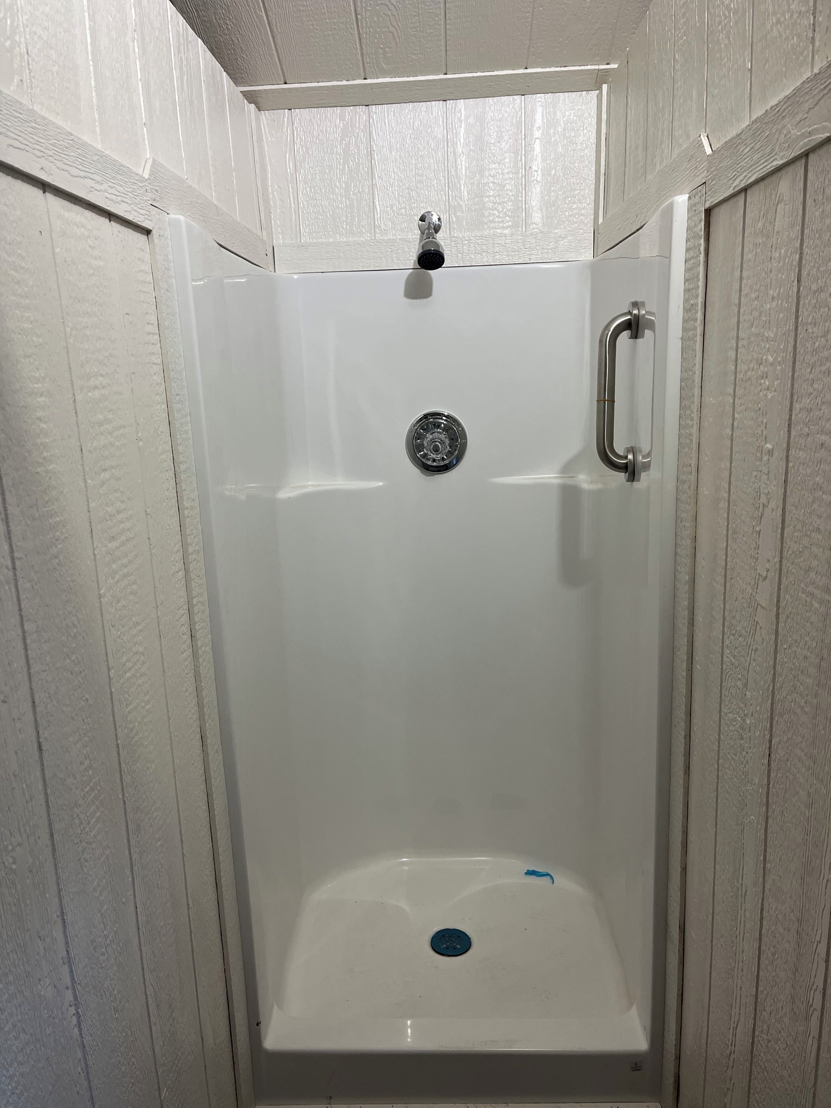 Regadera y papel de baño 