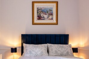 Desk, iron/ironing board, WiFi, bed sheets - Stunning 1 Bedroom Flat in Central Bath (Bath)