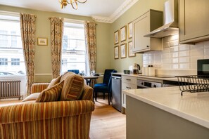 TV - Stunning 1 Bedroom Flat in Central Bath (Bath)